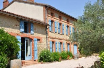 Gîtes et chambres d'hôtes avec piscine à la campagne en Occitanie à Ayguesvives dans le 31